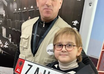 VIDEOLAJM/ Zaho merr targën e personalizuar, Rama e ka një batutë për birin: E mori përpara makinës
