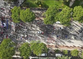 VIDEO/ Pamje me dron: Grushti ndaj Berishës mori vëmendjen, ja sa pak militantë protestonin në shesh