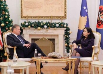 Tensioni në veri të Kosovës/ Osmani takohet me Escobar-in: Të hiqen barrikadat
