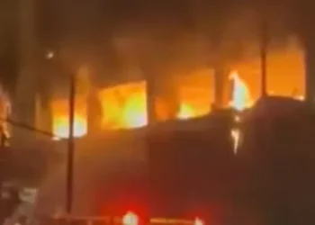 VIDEO/ Merr flakë një pallat në Yzberisht, dyshohet rrjedhje gazi