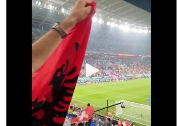 VIDEO/ Pavarësisht bllokadës, flamuri shqiptar shfaqet në stadium në ndeshjen Serbi-Zvicër