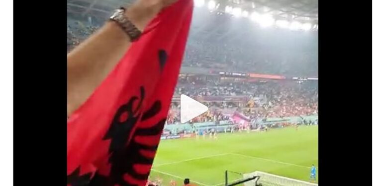 VIDEO/ Pavarësisht bllokadës, flamuri shqiptar shfaqet në stadium në ndeshjen Serbi-Zvicër