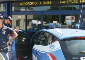 Gjyshja “mashtruese” përpiqet të braktisë nipin e saj në Itali, shqiptares i refuzohet hyrja nga policia kufitare