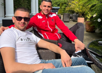 FOTO/ Tragjike në Angli, digjet ‘shtëpia e barit’, ndërron jetë vëllai i futbollistit shqiptar: Do më mungosh shumë, gjysma ime…!
