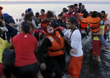Tragjike/ Gomonia e emigrantëve përplaset me shkëmbinjtë, ndërron jetë foshnja