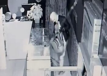 VIDEO/ Pranga për dy ‘skifterët’ adoleshentë në Shkodër, grabitën dyqanin e celularëve duke thyer xhamin. Emrat