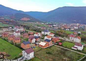 “Krenari dhe dhimbje në ‘Londrën e Vogël’ të Shqipërisë”, AFP reportazh në Has, qytetin i braktisur për Anglinë