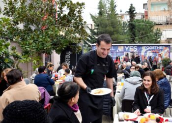 Veliaj shërben drekën e Krishtlindjes: Në këto festa, ndihmoni dikë në pallatin tuaj; Tirana, qyteti më solidar