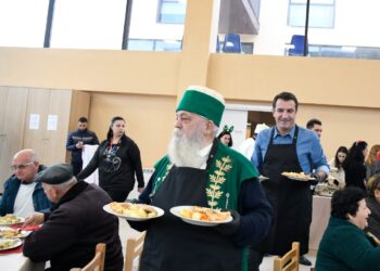Veliaj dhe Baba Mondi shërbejnë drekën në Kombinat: Mirënjohës për solidaritetin me njerëzit në nevojë
