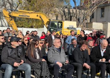 Nga Robert Ndrenika e Tinka Kurti, kush janë aktorët që marrin pjesë në ceremoninë e nisjes së punimeve për ndërtimin e Teatrit të Ri