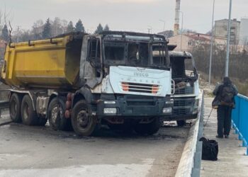 Vijojnë tensionet në Kosovë, digjen dy kamionë të vendosur si barrikadë në urën e Zveçanit