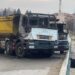 Vijojnë tensionet në Kosovë, digjen dy kamionë të vendosur si barrikadë në urën e Zveçanit