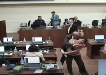 VIDEO/ Këshilltari bashkiak tenton të puthë kolegen në prani të të gjithëve. Emrat