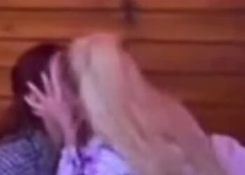VIDEO/ Si asnjëherë më parë, Tea dhe Dea, dy konkurrentet e ‘BBV2’ shkëmbejnë puthje në buzë