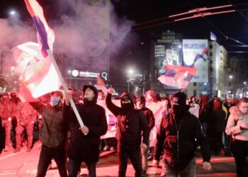 Situata në veri: Protestë në Beograd, digjet flamuri i Kosovës