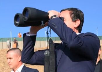 Kurti: Nëse KFOR-i nuk di apo nuk do t’i heqë barrikadat, e bëjmë ne