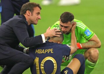 “Blutë na bëjnë të ëndërrojmë”/ Macron shfaqet teksa ngushëllon Mbappe pas humbjes së Francës