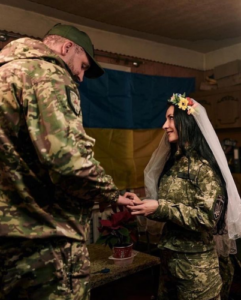 FOTOT/ Në vend të fustanit të nusërisë, uniforma ushtarake: Ish-missi martohet në vijën e frontit të luftës në Ukrainë