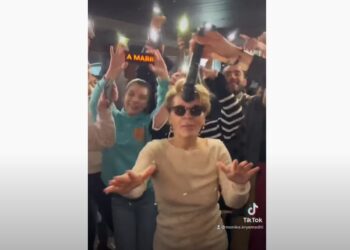 VIDEO/ Monika Kryemadhi nuk përmbahet mes të rinjve, ia merr këngës ‘O moj e mira xhanit’