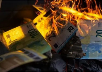 Gruaja ndez oxhakun për festa por sjell hidhërim, digjen 20,000 euro që kishte fshehur bashkëshorti në të