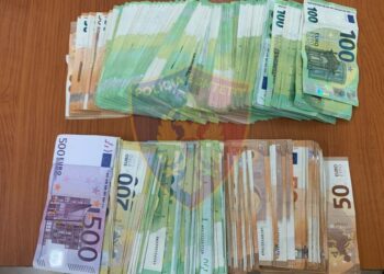 Me mbi 28 mijë euro të padeklaruara në kufi, procedohen dy persona në Morinë