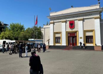 Incident në oborrin e Parlamentit, një person thyen traun me makinë, ndalohet nga Policia