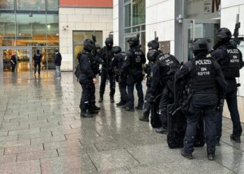 Vrau nënën, mori peng disa persona në një qendër tregtare e terrorizoi qytetin gjerman, ndërron jetë në spital 40-vjeçari