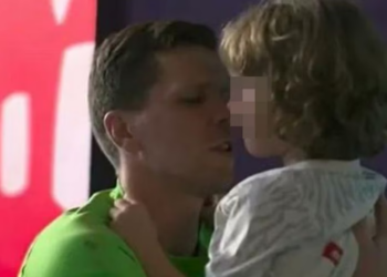 Përqafimi emocionues. Szczesny duhet të ngushëllojë djalin e tij, që qante pas eliminimit nga Kupa e Botës
