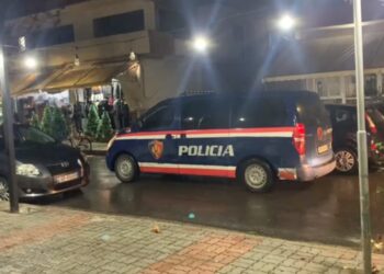 Nën kërcënimin e thikës, grabitet një market në Vlorë