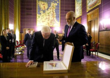 Rama pret presidentin gjerman në Kryeministri, dy liderët shkëmbejnë dhurata. Steinmeier: Përgëzime që keni arritur…!