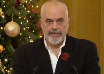Pritja e fundvitit/ Rama u del në mbrojtje mjekëve dhe u premton rritje pagash: Hija që ju shoqëron s’është e vërtetë