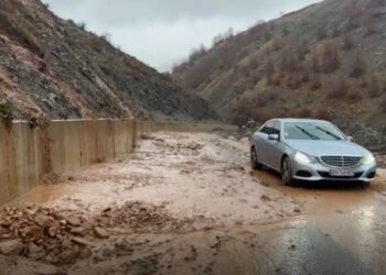 Moti i keq/ Përmbytje në disa fshatra, rrëshqitje dherash në rrugën e Kombit dhe në rrugën e Arbrit