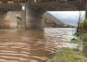 Reshje të dendura shiu gjatë natës, përmbytet rruga e Arbrit, probleme tek ura që lidh dy lagjet e Bulqizës