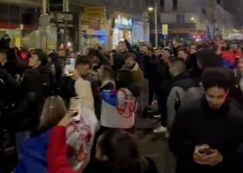 VIDEO/ “Vritini, masakrojini shqiptarët!”! Serbëve nuk u del e keqja nga humbja me Zvicrën, shajnë në kor në rrugët e Vjenës
