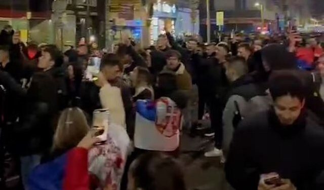 VIDEO/ “Vritini, masakrojini shqiptarët!”! Serbëve nuk u del e keqja nga humbja me Zvicrën, shajnë në kor në rrugët e Vjenës