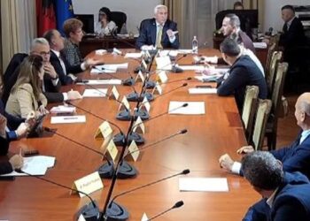 Debate te ‘Siguria’/ Grushti ndaj Berishës, Salianji: Rama nxit urrejtje, do ju kapin njerëzit me shpulla! Spiropali: U mbrojte me shkop bejsbolli nga mësymja e tij në PD