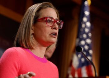 Senatorja Kyrsten Sinema braktis demokratët, ndryshojnë shifrat në Senatin amerikan: Do qëndroj e pavarur