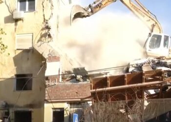 IKMT shemb pallatin e dëmtuar nga tërmeti në rrugën ‘Myslim Keta’, banorët nuk bëjnë rezistencë