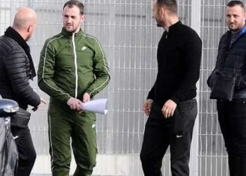Britania dëbon 11 shqiptarë, media britanike publikojnë pamjet e shoqërimit në aeroport