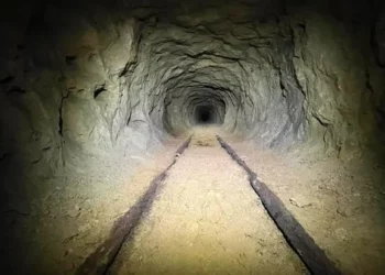 FOTO / Brenda tuneleve të braktisura 200-vjeçare që ju nxjerrin në det të hapur