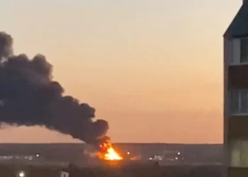 Ukraina i tregon Rusisë se “nuk ka zona të sigurta”, sulmon me dron bazën ushtarake të Moskës