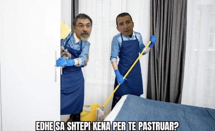 FOTO/ Në rrjet plas gallata: Në Gjirin e Lalzit, politikanët dhe zyrtarët nisin t’i pastrojnë vetë shtëpitë