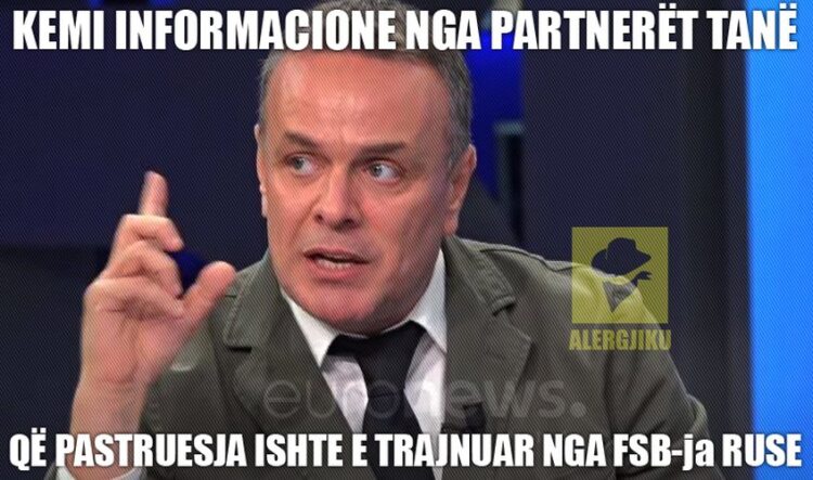 FOTO/ Në rrjet plas gallata: Në Gjirin e Lalzit, politikanët dhe zyrtarët nisin t’i pastrojnë vetë shtëpitë