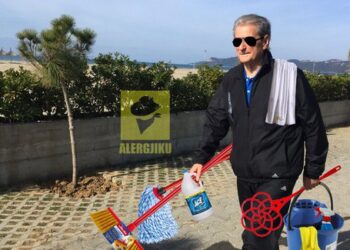 FOTO/ Në rrjet plas gallata: Në Gjirin e Lalzit, politikanët dhe zyrtarët nisin t’i pastrojnë vetë shtëpitë