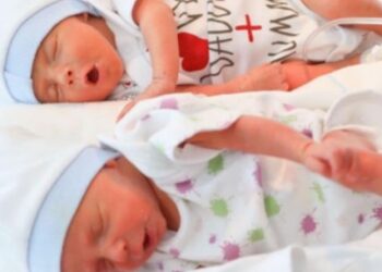11 bebe në orët e para të vitit në Tiranë/ Manastirliu në Maternitetin “Mbretëresha Geraldinë”, shpërndan bonuset e foshnjave