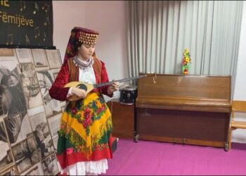 14-vjeçarja nga Lezha e pasionuar pas çiftelisë: U frymëzova nga gjyshi për ta mësuar