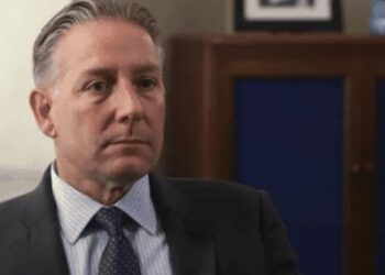 Si afera Charles McGonigal eksitoi grupet anti-amerikane në Tiranë