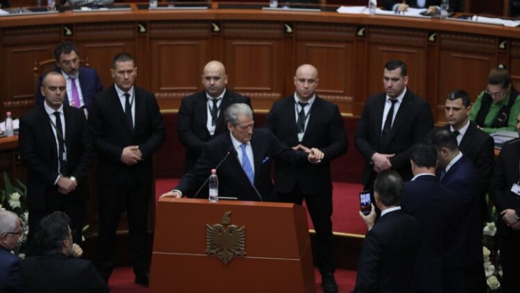 FOTO/ Çfarë nuk patë nga Kuvendi sot! Baçi kthehet në kameraman të Berishës, Koçi dhe Gjylameti afrohen në radhët e demokratëve
