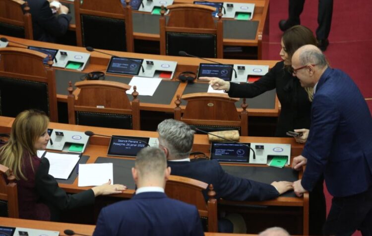 FOTO/ Çfarë nuk patë nga Kuvendi sot! Baçi kthehet në kameraman të Berishës, Koçi dhe Gjylameti afrohen në radhët e demokratëve