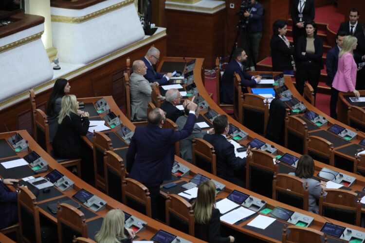 FOTO/ Çfarë nuk patë nga Kuvendi sot! Baçi kthehet në kameraman të Berishës, Koçi dhe Gjylameti afrohen në radhët e demokratëve